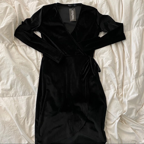 NWT Boohoo Black Velvet Mini Wrap Dress - Picture 3 of 4